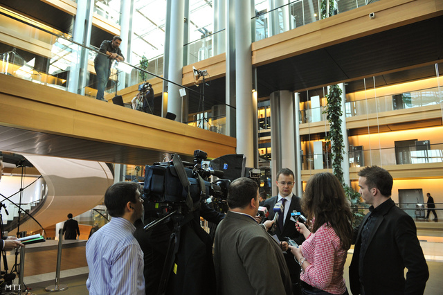 Szijjártó Péter, a miniszterelnök szóvivője sajtótájékoztatót tart az Európai Parlament strasbourgi székházában