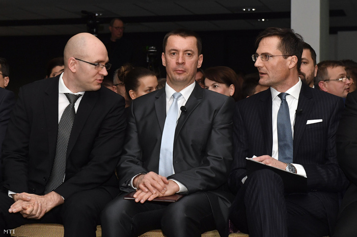 Sneider Tamás pártelnök (k), Gyöngyösi Márton elnökhelyettes, frakcióvezető (j) és Z. Kárpát Dániel országgyűlési képviselő a Jobbik évadnyitó rendezvényén a budapesti Dürer Kertben 2019. február 2-án.