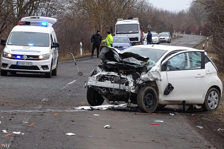 Ütközésben összetört személygépkocsi Gyula és Sarkad között 2019. február 3-án. A 4219-es számú úton két személyautó ütközött, a balesetben az egyik járművezető a helyszínen meghalt.