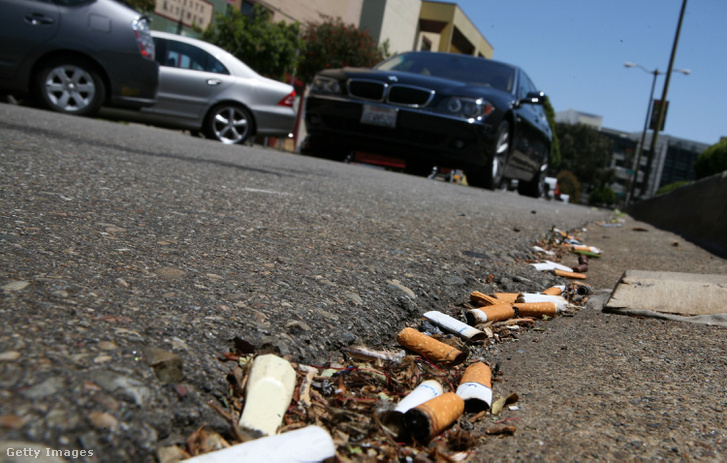 Cigaretta csikkek az utcán, San Francisco-ban