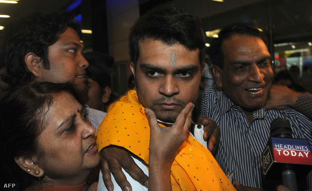 Indiai túlélő rokonai gyűrűjében a Mumbai Nemzetközi Repülőtéren.