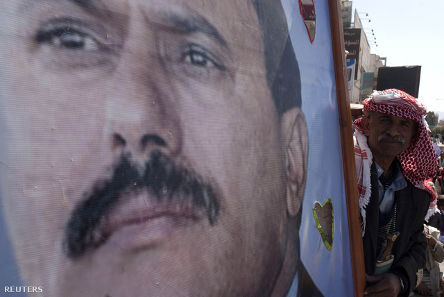 Száleh egy szimpatizánsa Jemenben a távozó elnök óriás portréjával
