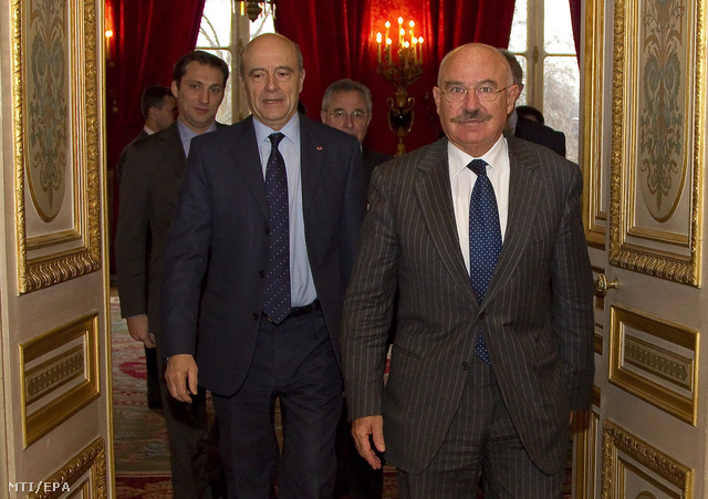 Martonyi János magyar külügyminisztert fogadja francia partnere Alain Juppé(b) a francia főváros Párizs külügyminisztériumában a Quai d'Orsay-n
