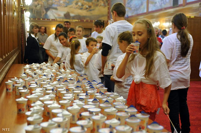 Meghívott gyerekek iskolatejet isznak az Országház Vadásztermében az iskolatej világnapja alkalmából rendezett ünnepség végén.