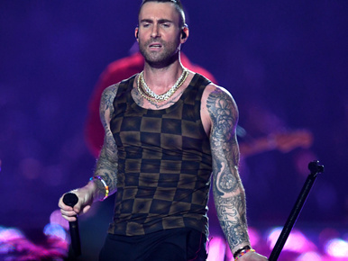 A fél világ Adam Levine atlétáján röhög, a másik fele a mellbimbója miatt őrjöng