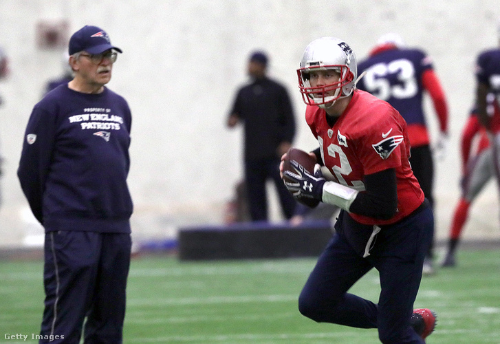 Adams a Patriots edzésén az irányító Tom Brady munkáját figyelve 2018-ban