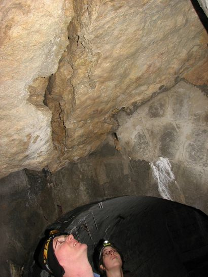 Kutatók ámulva nézik a repedést egy barlangpincében (forrás: BME)