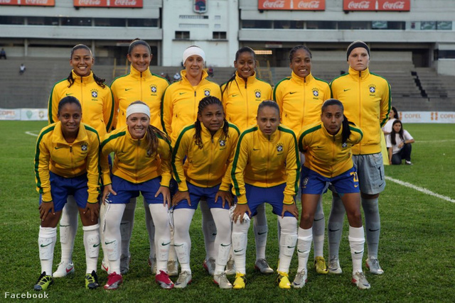 A brazil csapat, jobb szélen Andressa Alves (6)