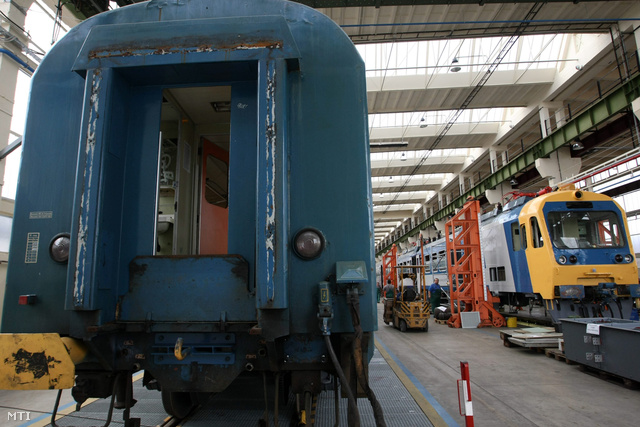 Felújításra váró vasúti szerelvények a MÁV-Gépészet Zrt. szolnoki járműjavító bázisán