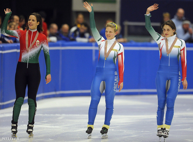 Keszler Andrea integet az aranyérmes olasz Arianna Fontana (k) és az ezüstérmes szintén olasz Martina Valcepina (j) mellett miután bronzérmet nyert