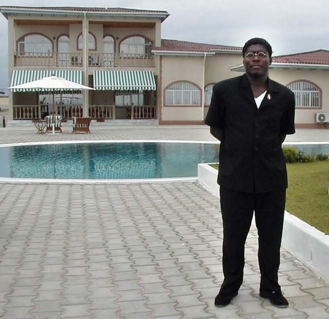 Theodórin Nguema Obiang erdészeti miniszter a harmincötmillió dolláros malibui rezidenciája előtt pózol