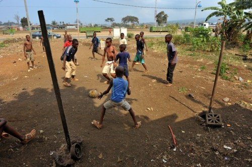 Utcagyerekek fociznak az egyenlítői-guineai Batában. Nem sanszos a válogatottság, hiszen otthon születtek