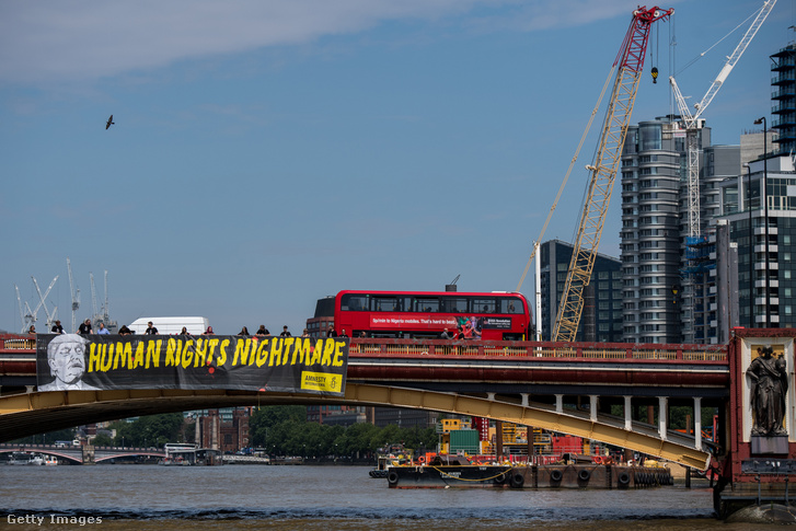 Az Amnesty International molinója a Vauxhall Bridge oldalára függesztve az Amerikai Nagykövetség épületével szemben Londonban, 2018. július 12-én