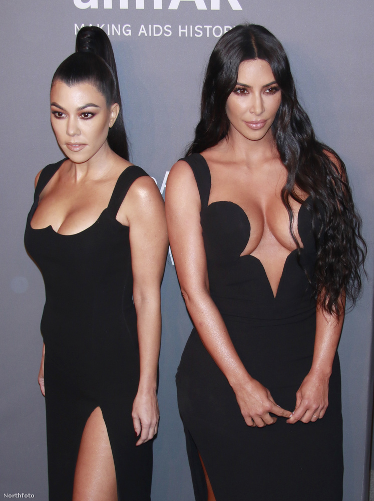 A bal oldali nő keresztneve Kourtney, a jobb oldalié Kim, mindkettőjük vezetékneve Kardashian.