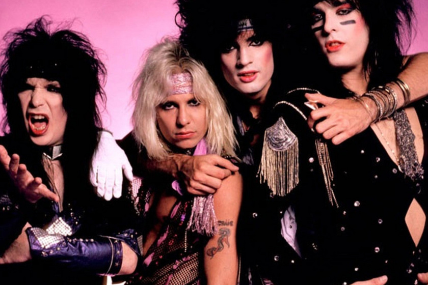 A Mötley Crüe 1981-ben robbant a köztudatba, a zenekar tagjai pedig hamarosan az akkori hair metál korszak legmeghatározóbb, rendkívül divatorientált alakjai lettek.