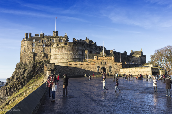 Turisták az edinburgh-i várnál