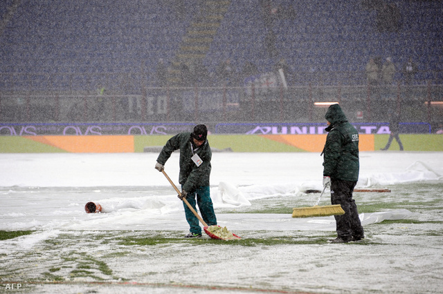 Pályamunkások lapátolják a havat a San Siro stadion gyepén az Inter - Palermo meccs előtt