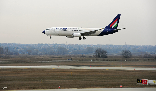 A Malév utolsó repülőgépe, a Helsinkiből indult MAH745-ös járat landolása a Budapest Liszt Ferenc Nemzetközi Repülőtéren.