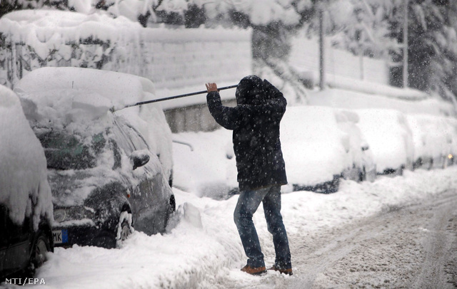 Olaszországban sem jobb a helyzet. Egy férfi lapátolja a havat autója tetejéről a közép-olaszországi Abruzzo régióban lévő Chietiben. Az Európa középső és keleti térségét sújtó sarkvidéki hideg és a havazás eddig több mint 100 ember életét követelte.
