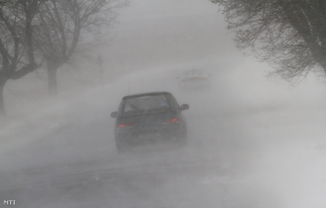 Autók az úton a hófúvásban a Borsod-Abaúj-Zemplén megyei Encs közelében.