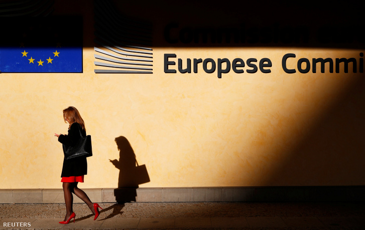 Nő sétál el az Európai Bizottság székhelye előtt Brüsszelben