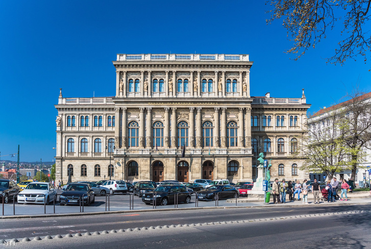 A Magyar Tudományos Akadémia székháza Budapest V. kerületében, a Széchenyi István tér 9. alatt