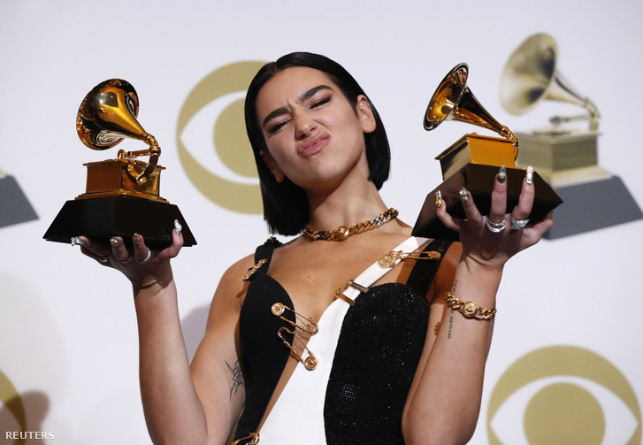 Dua Lipa pózol két Grammy díjával