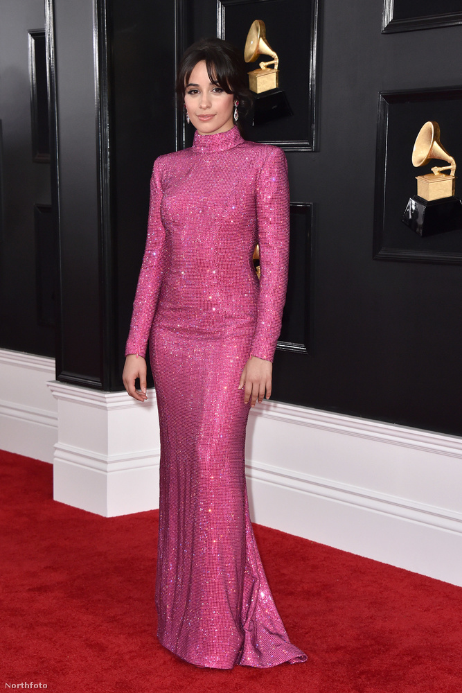 A pirosak után pedig jöjjenek a rózsaszínek! Camila Cabello ruhájában főleg a színe, a csillogása...