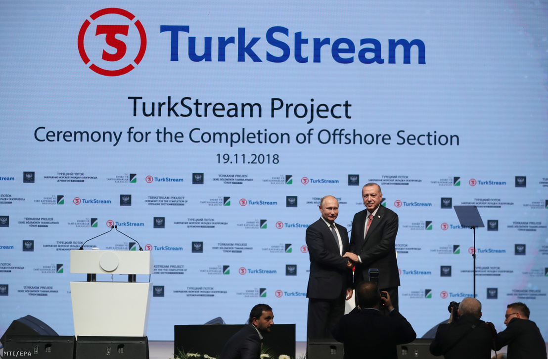 Vlagyimir Putyin orosz (b) és Recep Tayyip Erdogan török elnök kezet fog a Török Áramlat földgázvezeték fekete-tengeri szakaszának befejezése alkalmából tartott rendezvényen Isztambulban 2018. november 19-én