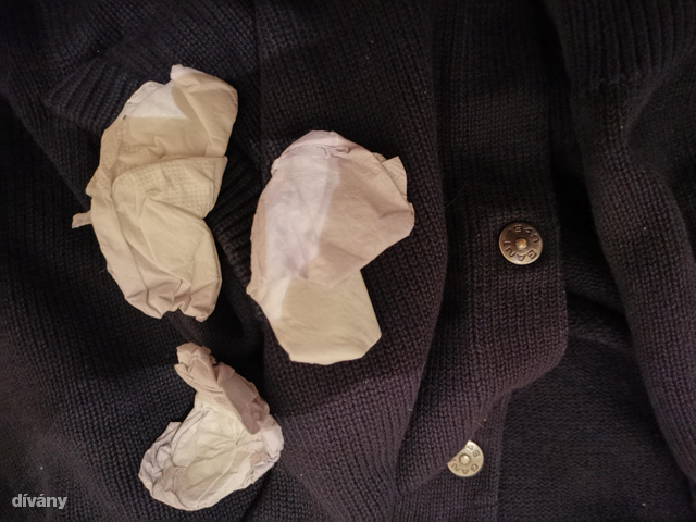 A hivatalosan is kimosható papír zsebkendők mosás után, a pulóveren, aminek a zsebében áztak