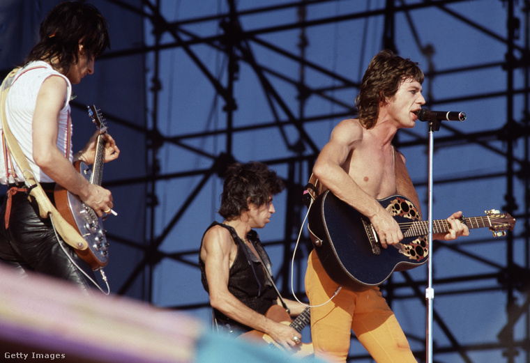 Itt van még egy ikonikus, tetoválásmentes rockzenész, Mick Jagger, akiről csak ezt a '81-es félmeztelen képet tudtuk ide betenni