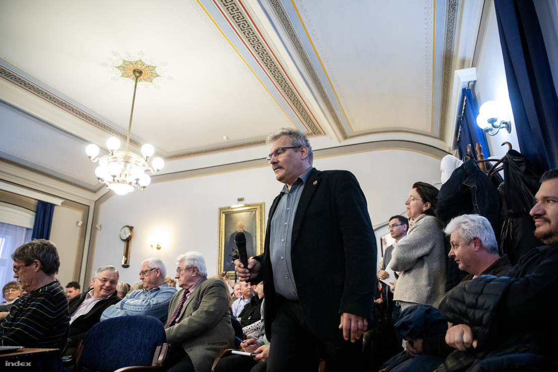 Ruzsics Ferenc polgármester (középen) a keszthelyi Városházán tartott lakossági fórumon, 2019. február 11-én
