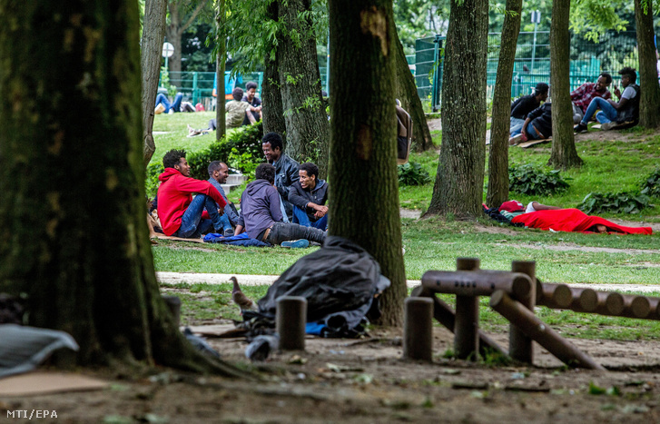 Menekültek a brüsszeli bevándorlási hivatal előtti Maximilien Parkban 2018. június 15-én.