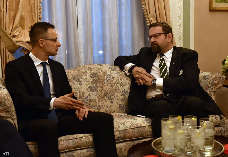 Szijjártó Péter külgazdasági és külügyminiszter (b) megbeszélését folytat Gorka Sebestyén elnöki külügyi és nemzetbiztonsági tanácsossal Washingtonban 2017. március 21-én.