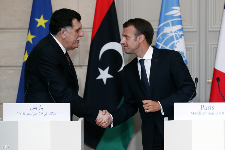 Fayez al-Sarraj, a líbiai elnöki tanács vezetője és Emmanuel Macron, francia elnök kezet ráz a közös sajtótájékoztatójukon, a líbiai nemzetközi konferencia után, Párizsban 2018. május 29-én.