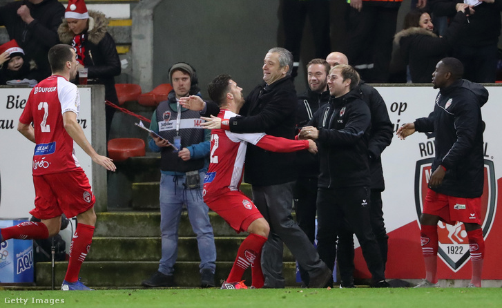 Marko Bakic a Mouscron ünnepli gólját Bernd Storck-kal 2018. december 22-én, Belgiumban