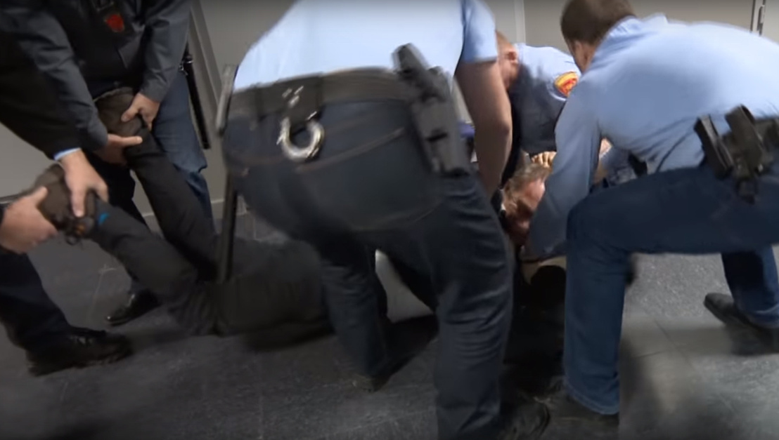 Biztonsági őrök alkalmaznak fizikai erőszakot Varju Lászlón az MTVA székházában