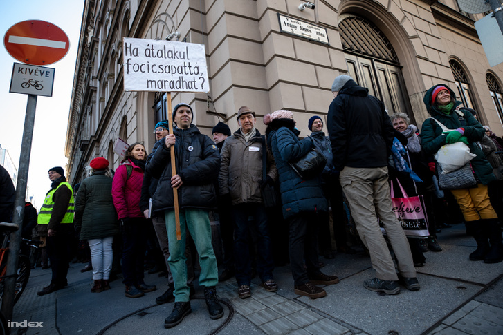 A Magyar Tudományos Akadémia (MTA) tervezett átalakítása ellen tüntetnek az Akadémiai Dolgozók Fóruma Élőlánc a tudományért címmel meghirdetett demonstrációjának résztvevői az MTA székháza előtt Budapesten 2019. február 12-én.
