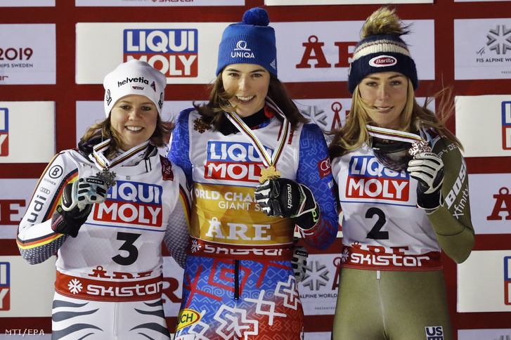 A második helyezett német Viktoria Rebensburg, a győztes szlovák Petra Vlhova és a harmadik helyezett amerikai Miaela Shiffrin (b-j) a női alpesí sízők világkupa-sorozata óriás-műlesiklásának eredményhirdetésén a svédországi Aréban 2019. február 14-én