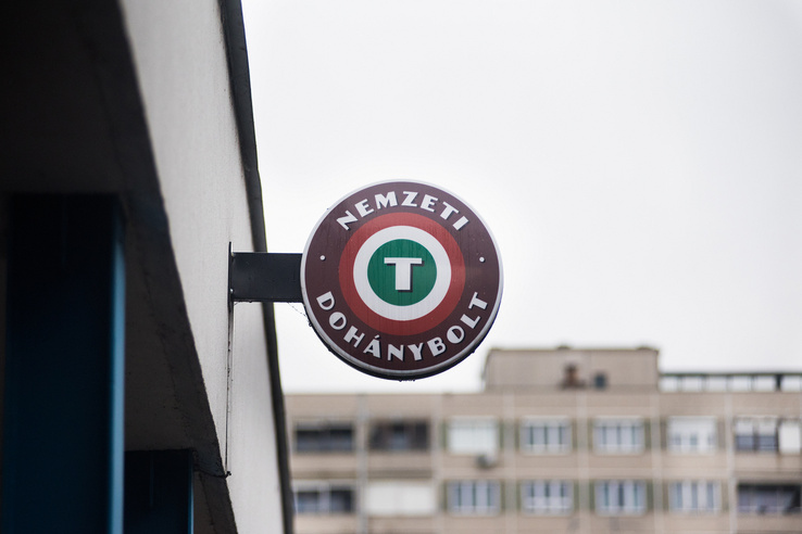 Drasztikus lépésre készül a kormány, éjszakai tilalom jöhet a dohányboltokban