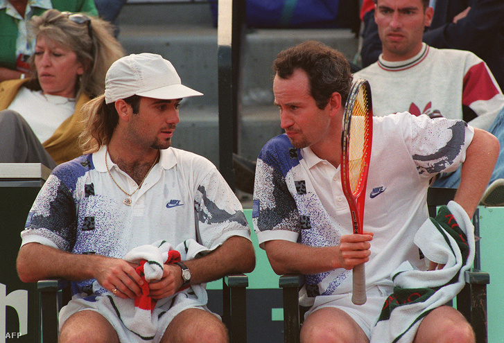 Andre Agassi és John McEnroe 1992-ben a Roland Garros Stadionban