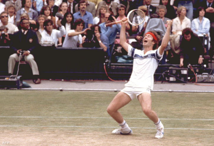John McEnroe a Wimbledon teniszbajnokság megnyerését ünnepli 1981. július 04-én