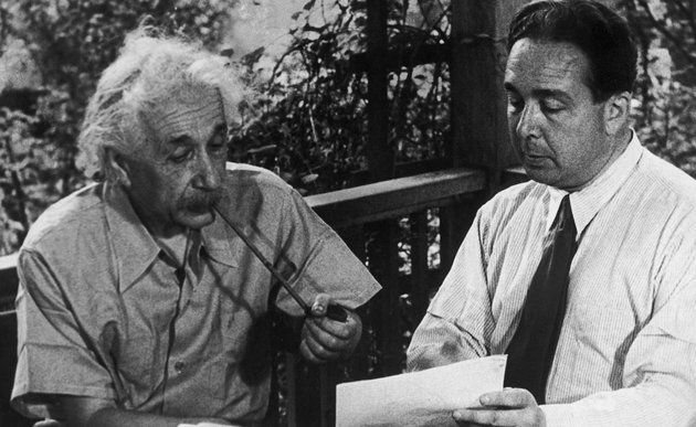 Albert Einstein és Szilárd Leó, amint 1939-ben a Szilárd által írt levélen dolgoznak, amiben felszólítják Roosevelt elnököt az atombomba kifejlesztésére