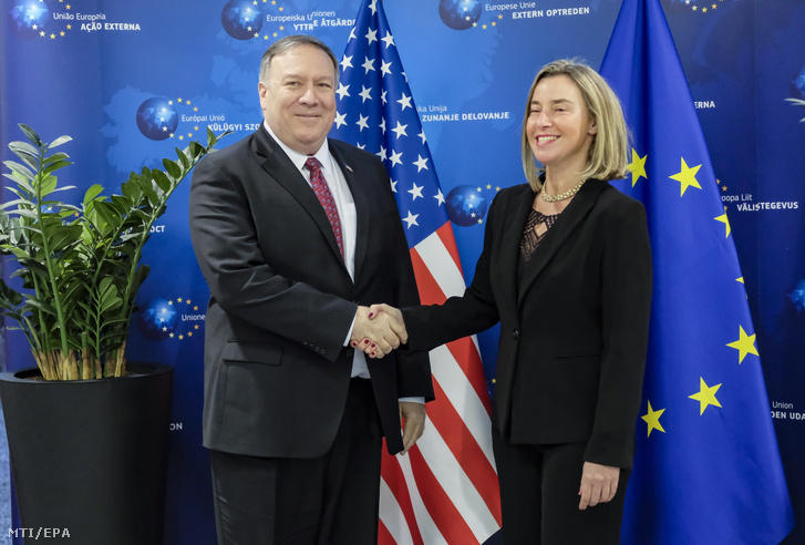 Federica Mogherini, az Európai Unió kül- és biztonságpolitikai főmegbízottja fogadja Mike Pompeo amerikai külügyminisztert brüsszeli hivatalában 2019. február 15-én.