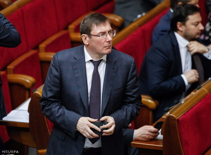 Jurij Lucenko, Petro Porosenko ukrán elnök pártjának frakcióvezetője a parlament ülésén Kijevben 2016. május 12-én. Ezen a napon a kijevi parlament úgy módosította a leendő főügyésszel szembeni követelményeket, hogy Lucenko elfoglalhassa a posztot anélkül, hogy lenne jogi diplomája.