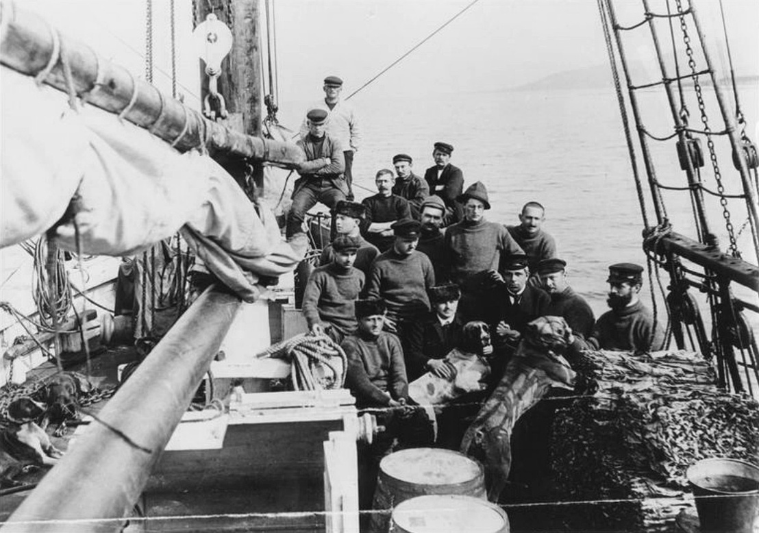 A Schröder-Stranz-expedíció legénysége a Herzog Ernst hajó fedélzetén, jobbra szélen a kutyával valószínűleg maga Herbert Schröder-Stranz látható