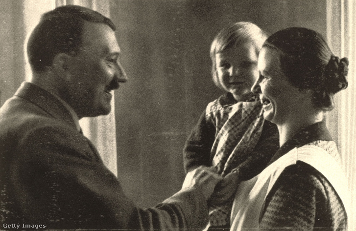 Adolf Hitler és egy weimari anya, gyermekével Obersalzbergben