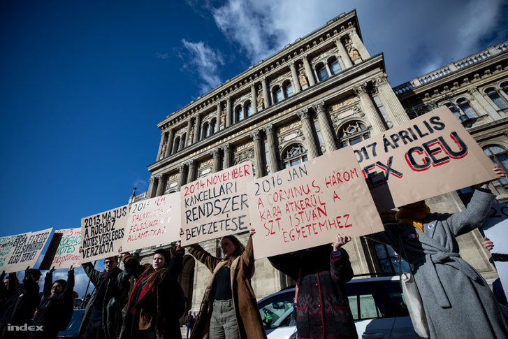 Tüntetők vontak élőláncot az Akadémia épülete köré 2019. február 22-én