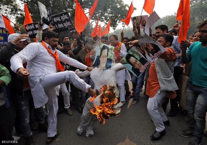 Hindu Széna aktivistái a pakisztáni miniszterelnök, Imran Khan képét égetik Újdelhiben, dél-kasmíri a 44 halálos áldozatot követő merénylet után 2019. február 15-én
