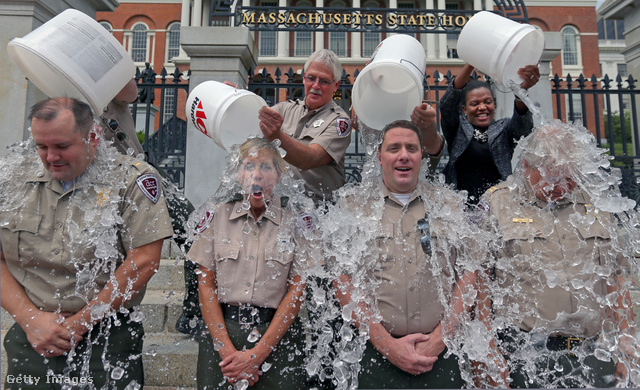 Bostoni biztonsági őrök vállalják az #icebucketchallenge-et